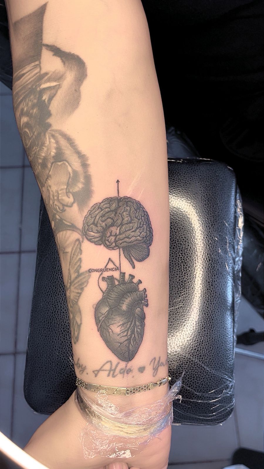 Tatuaje flor botánica en hombro