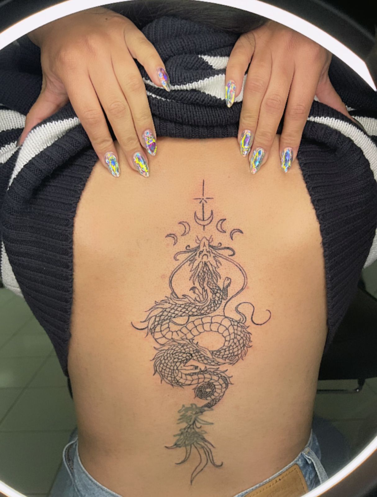 Tatuaje letras ambigrama en pierna