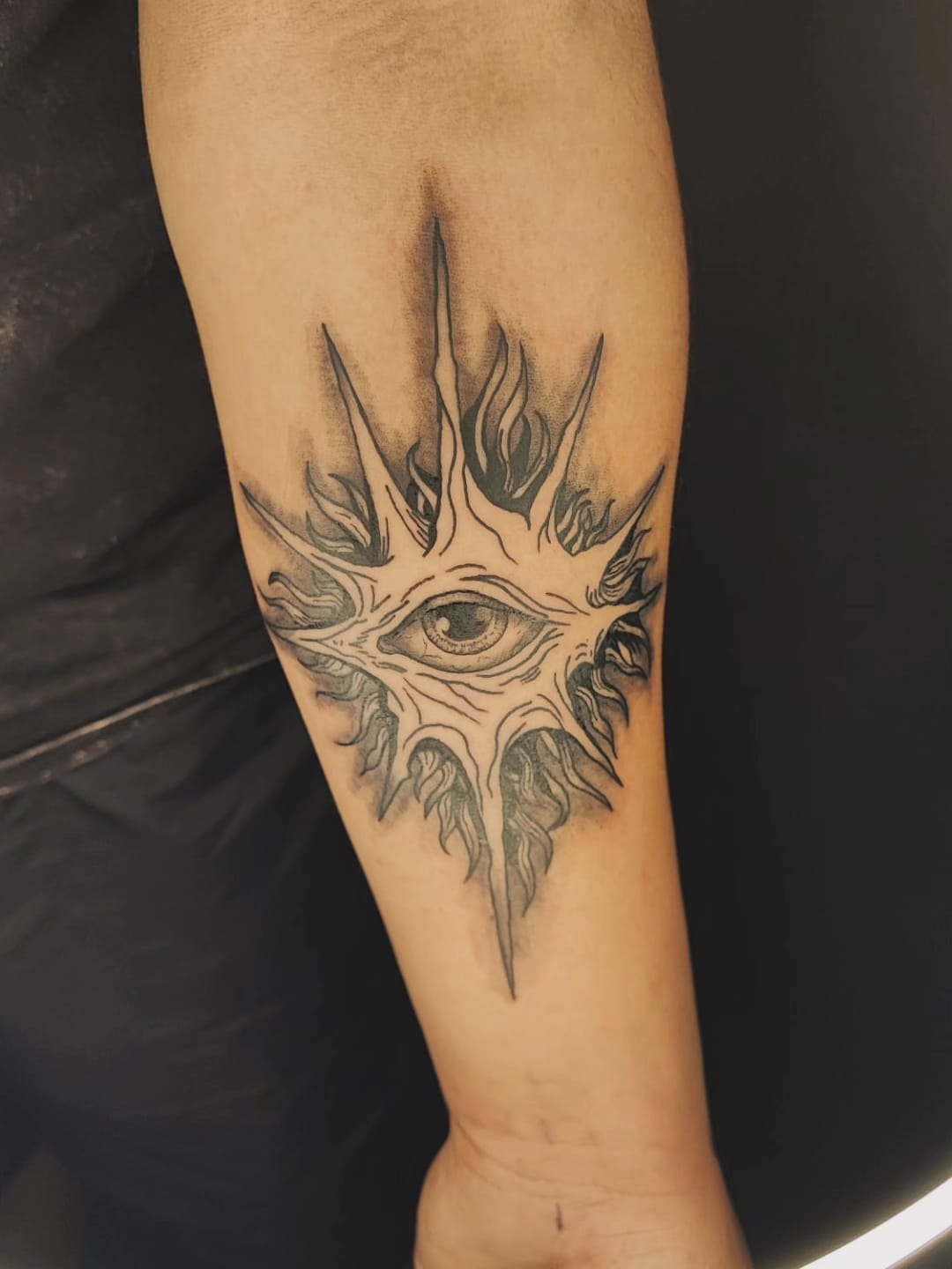 Tatuaje ojo con rayos blackwork