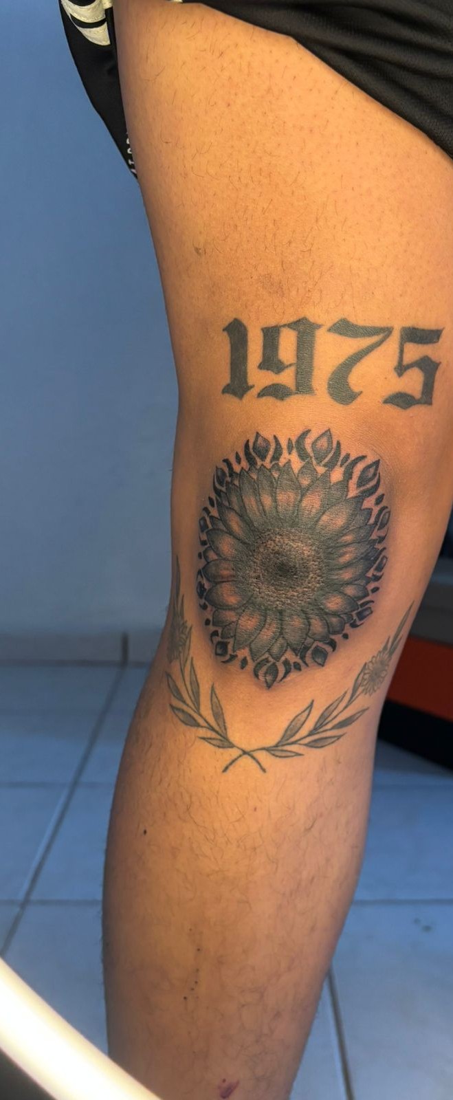 Tatuaje cruz con alas y sol