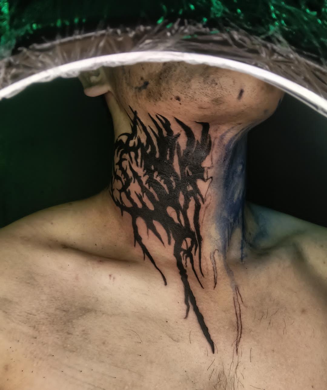 Tatuaje nube con ojo y mano